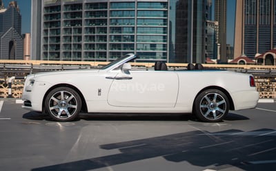 Blanco Rolls Royce Dawn en alquiler en Dubai 1