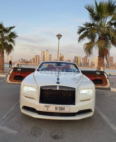 Blanco Rolls Royce Dawn en alquiler en Dubai 0