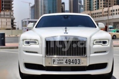 أبيض Rolls Royce Ghost للإيجار في دبي 1