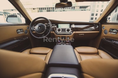 أبيض Rolls Royce Ghost للإيجار في الشارقة 1