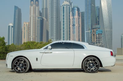 أبيض Rolls Royce Wraith- BLACK BADGE للإيجار في دبي 1