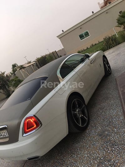 أبيض Rolls Royce Wraith للإيجار في دبي 1