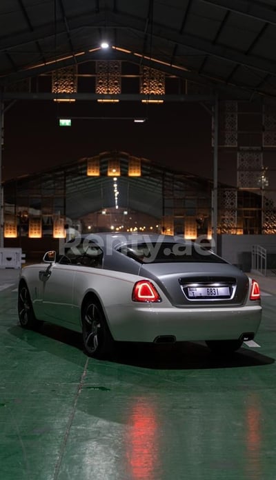 Blanco Rolls Royce Wraith en alquiler en Sharjah 1