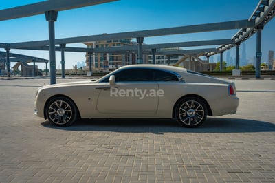 Bianca Rolls Royce Wraith in affitto a Sharjah 1