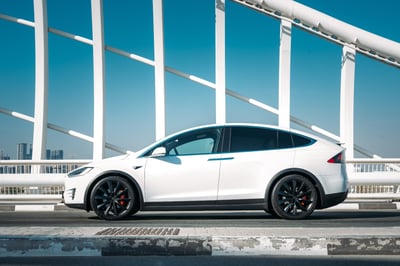 أبيض Tesla Model X للإيجار في أبو ظبي 0