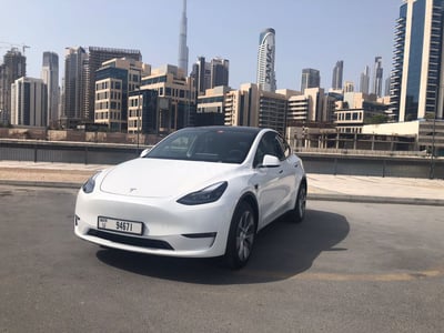 Weiß Tesla Model Y Long Range zur Miete in Abu-Dhabi 0