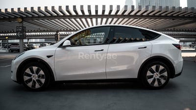 Blanc Tesla Model Y Long Range en location à Dubai 0