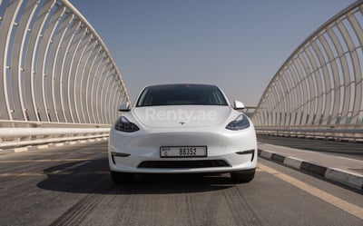 Weiß Tesla Model Y Long Range zur Miete in Abu-Dhabi 0