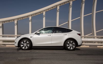 Blanco Tesla Model Y Long Range en alquiler en Dubai 1