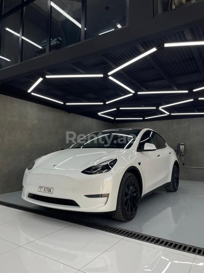 أبيض Tesla Model Y Long Range للإيجار في أبو ظبي 0