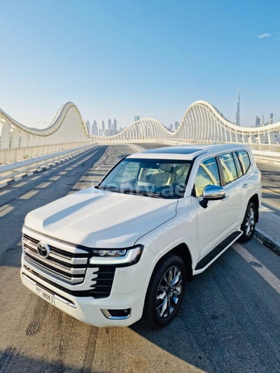 Blanco Toyota Land Cruiser VXR V6 en alquiler en Abu-Dhabi 0