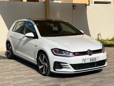 在阿布扎比租赁白色 Volkswagen Golf GTI 0