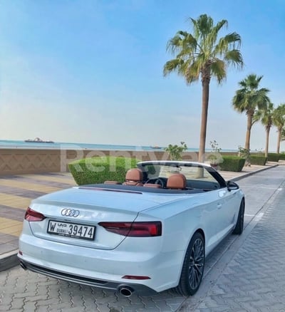 Blanc Audi A5 Cabriolet en location à Dubai 0