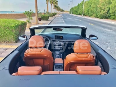 أبيض Audi A5 Cabriolet للإيجار في دبي 1