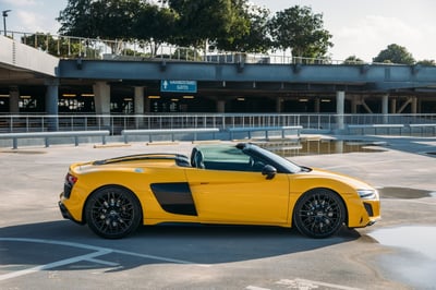 Желтый Audi R8 V10 Spyder в аренду в Дубай 0