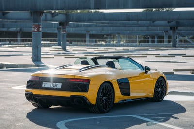 الأصفر Audi R8 V10 Spyder للإيجار في أبو ظبي 1