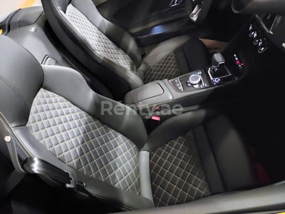 在沙迦租赁黄色 Audi R8- V10 SPYDER 1