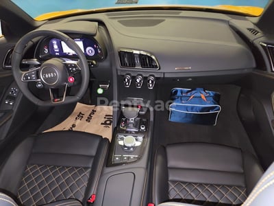 Желтый Audi R8- V10 SPYDER в аренду в Дубай 0