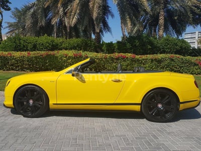 Amarillo Bentley Continental GTC en alquiler en Sharjah 1