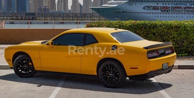 Jaune Dodge Challenger en location à Abu-Dhabi 1