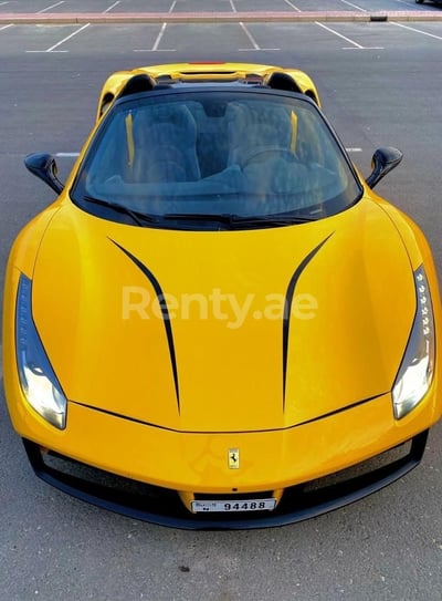 الأصفر Ferrari 488 Spyder للإيجار في الشارقة 0