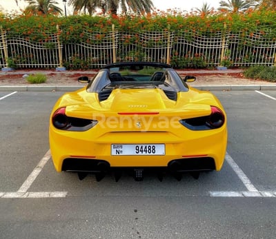 Gelb Ferrari 488 Spyder zur Miete in Dubai 1