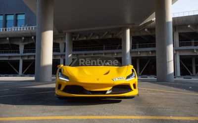 الأصفر Ferrari F8 Tributo Spyder للإيجار في أبو ظبي 0