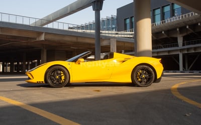 Jaune Ferrari F8 Tributo Spyder en location à Sharjah 1