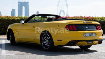 Jaune Ford Mustang GT convert. en location à Sharjah 1