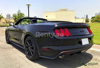 Schwarz Ford Mustang zur Miete in Abu-Dhabi 0