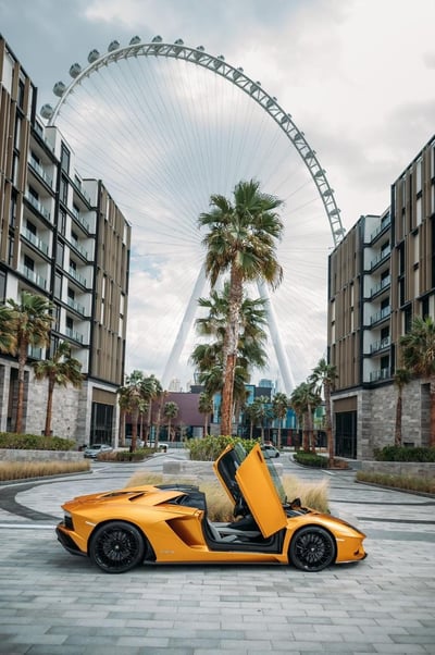 在沙迦租赁黄色 Lamborghini Aventador Roadster 0