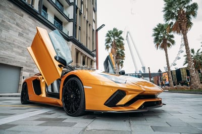 Jaune Lamborghini Aventador Roadster en location à Dubai 1