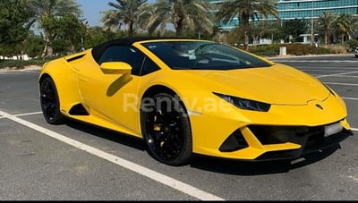 Jaune Lamborghini Evo Spyder en location à Dubai 0