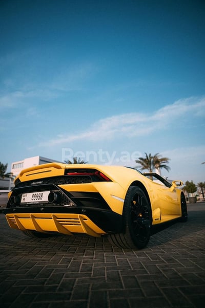 Giallo Lamborghini Evo Spyder in affitto a Dubai 1