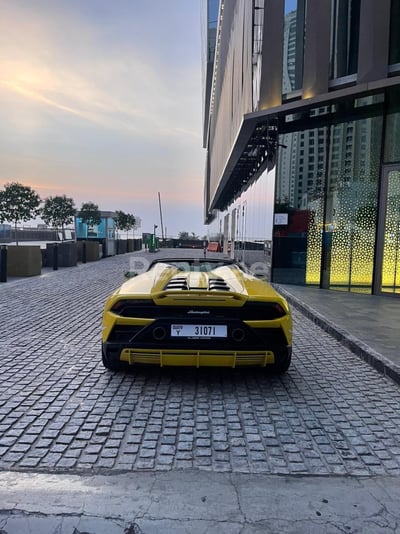 Желтый Lamborghini Evo Spyder в аренду в Дубай 1