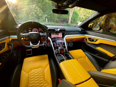 الأصفر Lamborghini Urus للإيجار في دبي 0