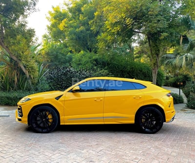 Giallo Lamborghini Urus in affitto a Dubai 1