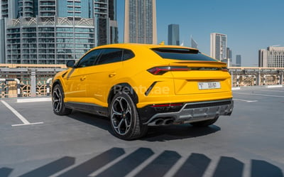 Giallo Lamborghini Urus in affitto a Sharjah 1