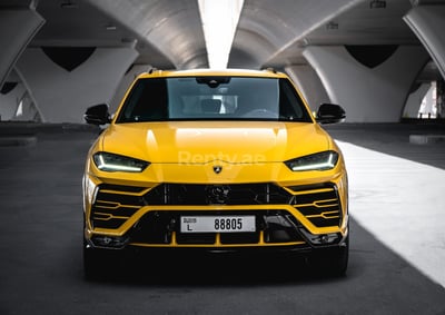 Jaune Lamborghini Urus en location à Dubai 0