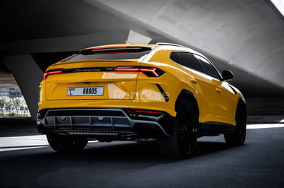 Amarillo Lamborghini Urus en alquiler en Dubai 1