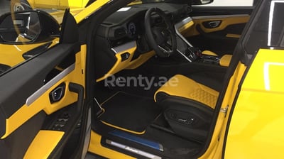 Jaune Lamborghini Urus en location à Dubai 0