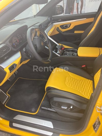 Amarillo Lamborghini Urus en alquiler en Dubai 0