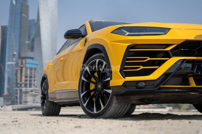 Jaune Lamborghini Urus en location à Dubai 0