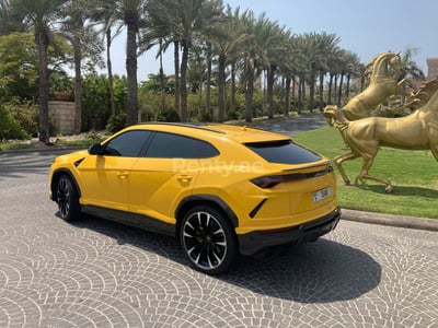 Giallo Lamborghini Urus in affitto a Dubai 1