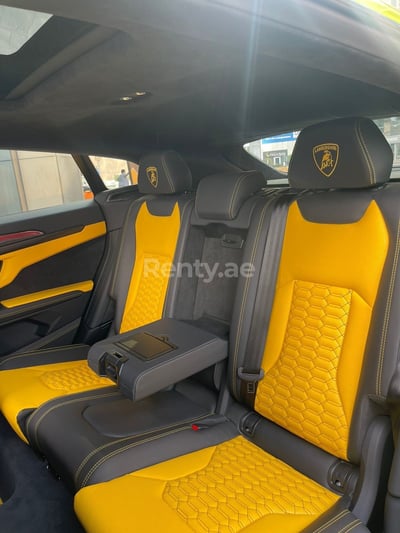 Grün Lamborghini Urus zur Miete in Dubai 1