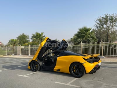 Amarillo McLaren 720 S en alquiler en Dubai 1