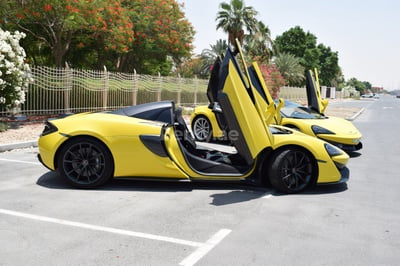 Gelb McLaren 570S Spider zur Miete in Dubai 0