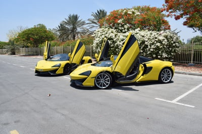 Gelb McLaren 570S Spider zur Miete in Dubai 1