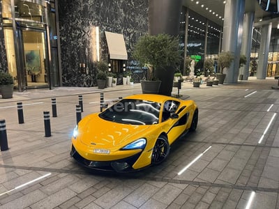 Gelb McLaren 570S zur Miete in Sharjah 0