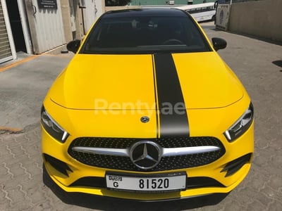 الأصفر Mercedes A250 للإيجار في دبي 1